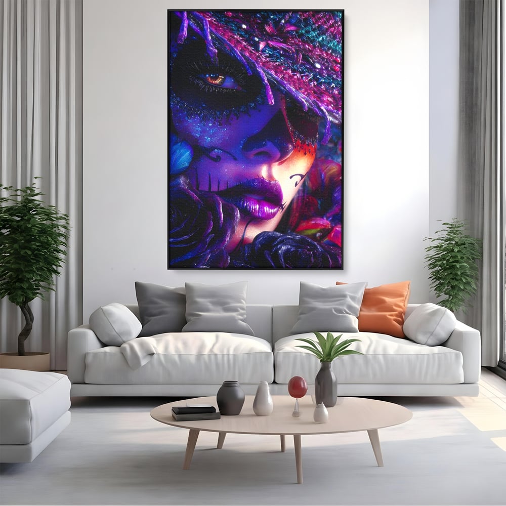 Tablou canvas cu tablou canvas cu portret feminin mov, in rama de aluminiu negru, pe perete intr-un living